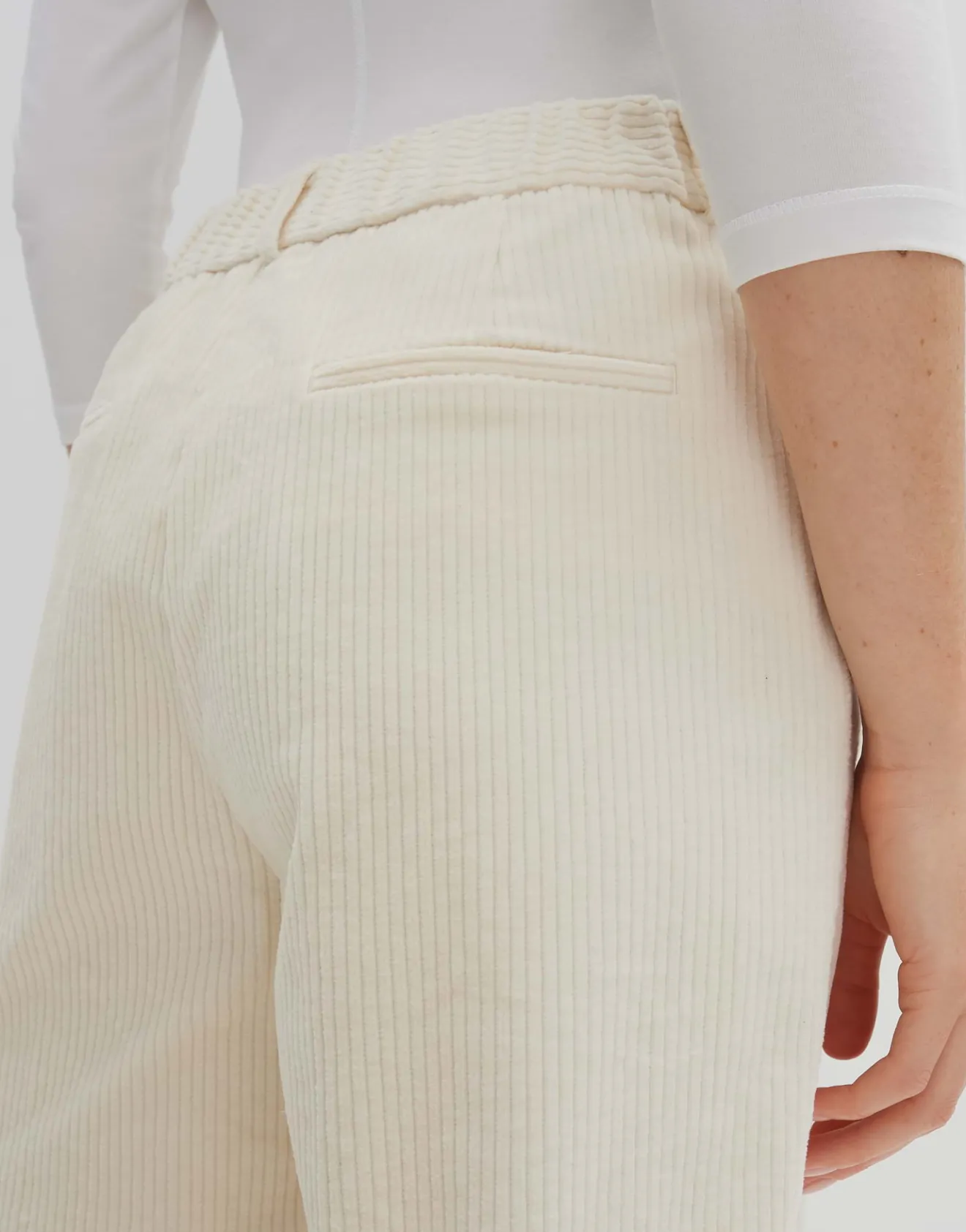 Best Sale Cordhose CISILIA CORDUROY Relaxed mit Bügelfalte Hosen