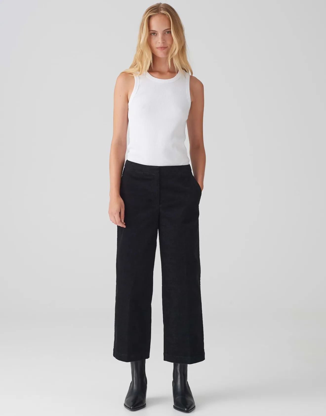 Shop Wide Cropped Pants MONDAI aus weichem Samt Hosen