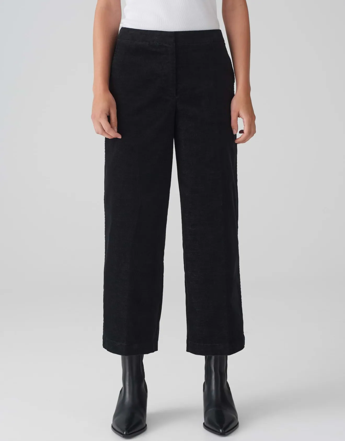 Shop Wide Cropped Pants MONDAI aus weichem Samt Hosen